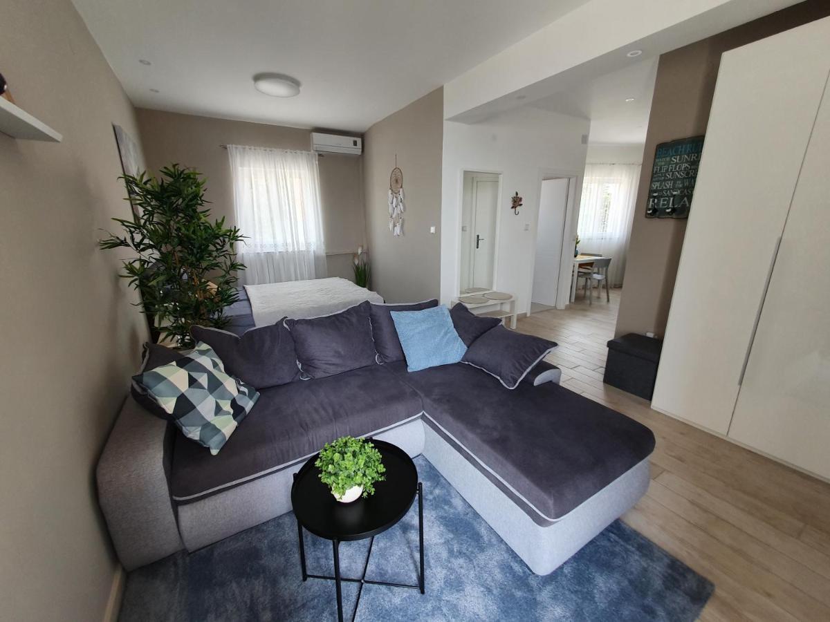 Apartment Danijela Novalja Exteriör bild